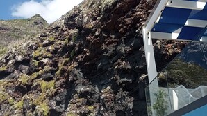 Un paysage montagneux caractérisé par un terrain rocheux et une végétation clairsemée.