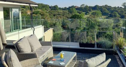 Modern house with stunning views, hot tub, 6 min to beach, outdoor pool