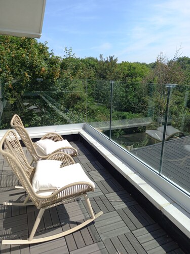 Modern House With Stunning Views, hot Tub, 6 min to Beach, Outdoor Pool