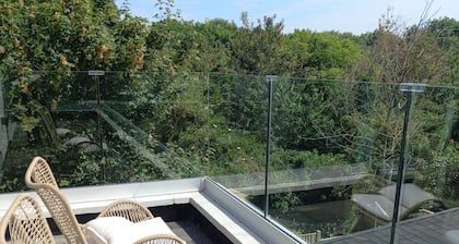 Modern House With Stunning Views, hot Tub, 6 min to Beach, Outdoor Pool