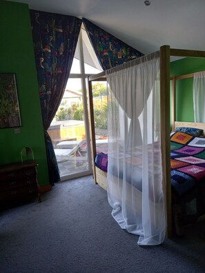 5 bedrooms, desk, iron/ironing board, WiFi - Modern house with stunning views, hot tub, 6 min to beach, outdoor pool (Minster on Sea)