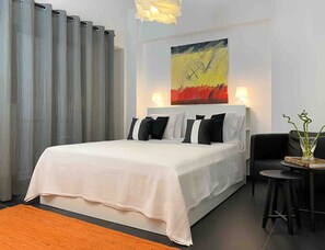 Desk, iron/ironing board, WiFi, bed sheets