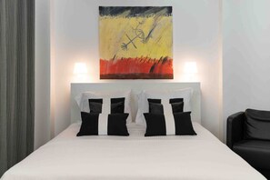 Desk, iron/ironing board, WiFi, bed sheets