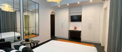 1 dormitori, planxa i posts de planxar, wifi i roba de llit