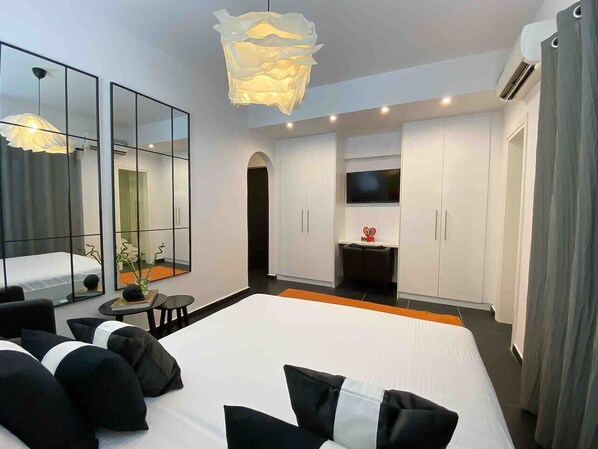 Desk, iron/ironing board, WiFi, bed sheets