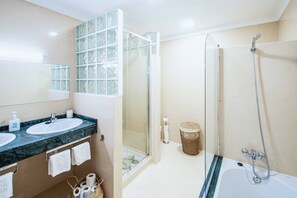 Duschwanne, Bidet, Handtücher