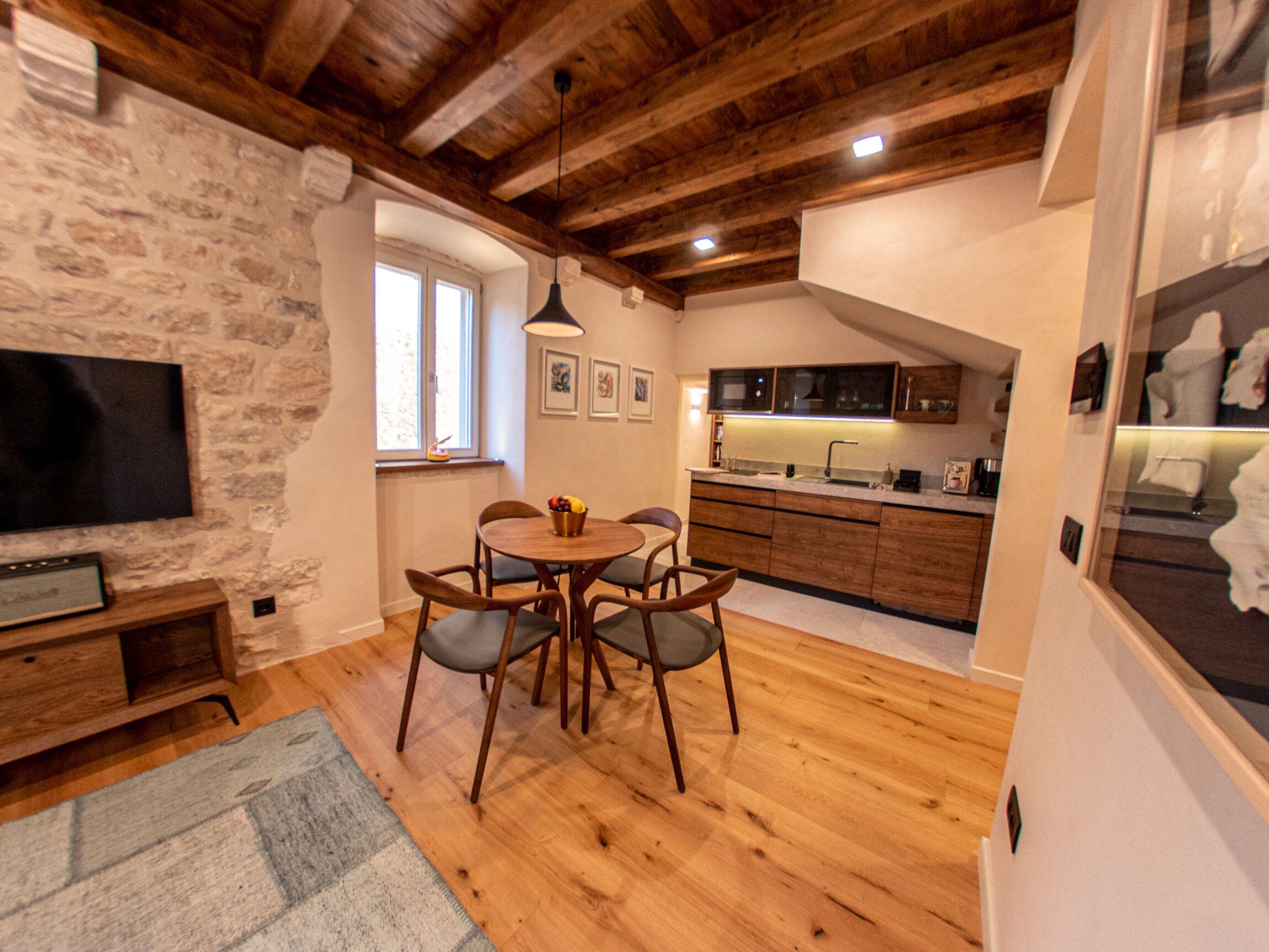 Una cocina moderna con armarios de madera y un microondas integrado.