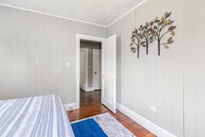 2 bedrooms, desk, iron/ironing board, travel crib