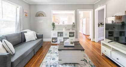 {Sunflower Morning} A cozy farmhouse-style house in South End HOT TUB!