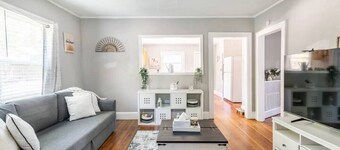 {Sunflower Morning} A cozy farmhouse-style house in South End HOT TUB!