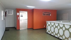 En hotellobby med en skylt som visar att det är ett hotell med lägenheter.