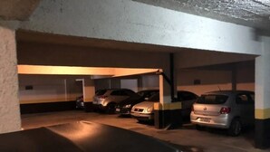 Ett parkeringshus med flera våningsplan där ett antal bilar är parkerade.