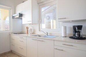 Kjøleskap, mikrobølgeovn, kokeplater og kaffetrakter/tekoker