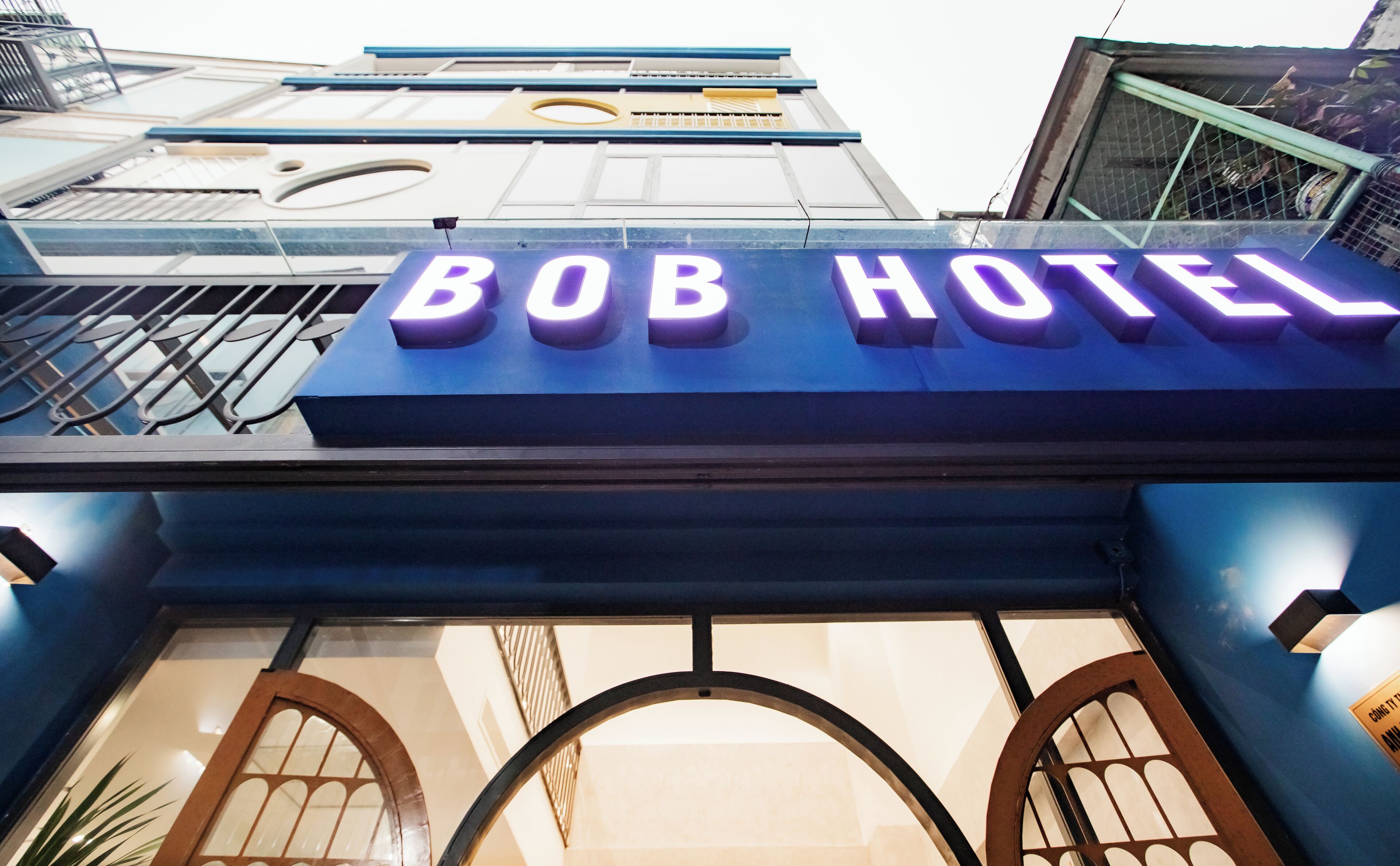 Een bordje met 'BOB HOTEL' erop, met een modern ontwerp en een goed zicht op de ingang.