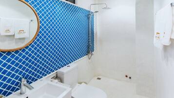 Chambre Double Supérieure, 1 grand lit, salle de bains privée, vue ville | Salle de bain | Douche, douche hydromassante, articles de toilette de luxe