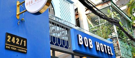 Vista frontal de la propiedad