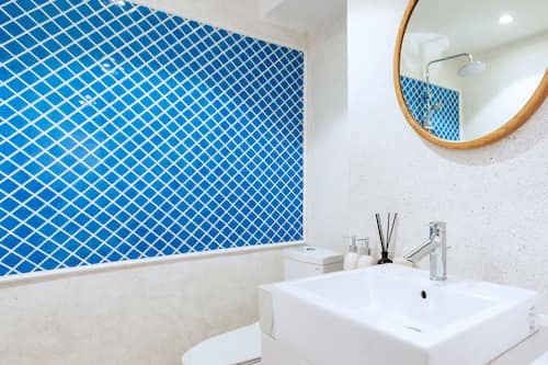 Habitación doble estándar, 1 cama Queen size, baño privado | Baño | Regadera, regadera con hidromasaje, amenidades de baño de diseñador