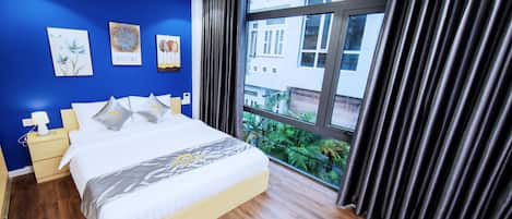 Deluxe Double Room, 1 Queen Bed, Private Bathroom | Hypo-allergenic bedding, memory foam beds, minibar