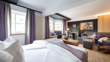 Habitació doble Deluxe, 1 llit doble, no fumadors, vistes a la muntanya | 1 dormitori, roba de llit hipoal·lergògena, cobrellits i minibar