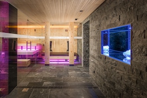 Un sauna, una bañera de hidromasaje, baño turco