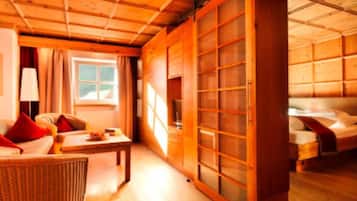 Familienapartment, 1 Doppelbett, Nichtraucher, Bergblick | Allergikerbettwaren, Daunenbettdecken, Minibar, Zimmersafe