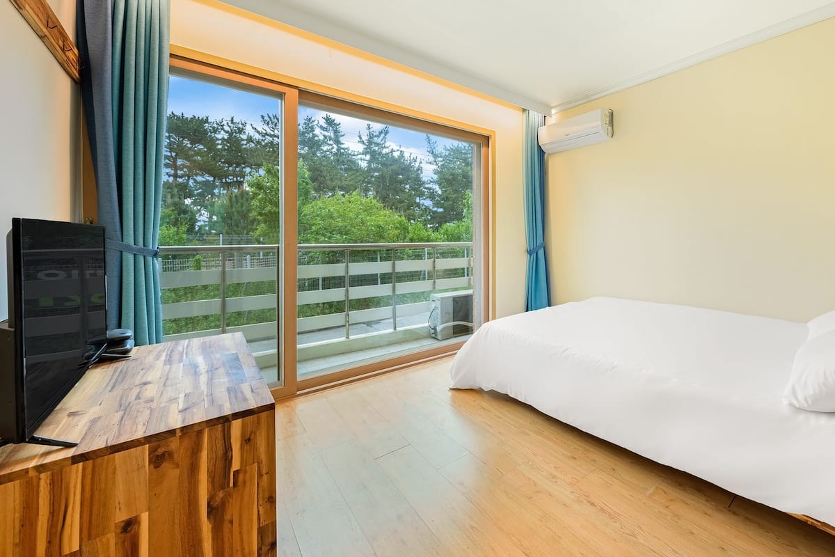 Habitación básica, 1 habitación (101(Ocean View/No cooking)) | 1 dormitorio y wifi gratis