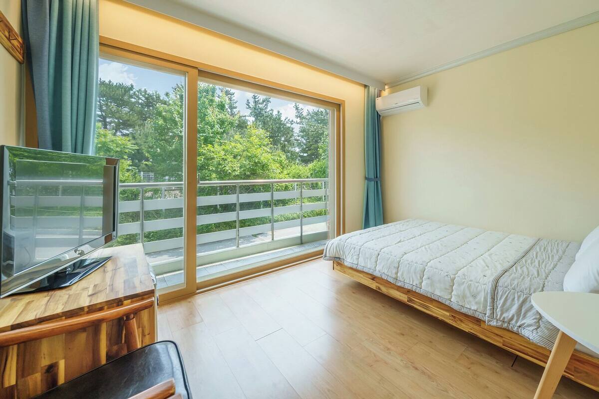 Habitación básica, 1 habitación (101(Ocean View/No cooking)) | 1 dormitorio y wifi gratis