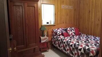 2 bedrooms, desk, iron/ironing board, free WiFi