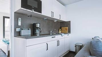 Réfrigérateur, micro-ondes, plaque de cuisson, lave-vaisselle