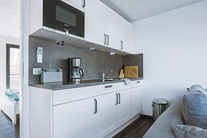 Kühlschrank, Mikrowelle, Herdplatte, Geschirrspüler