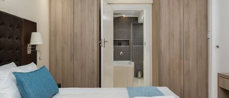 3 chambres, coffres-forts dans les chambres, fer et planche à repasser