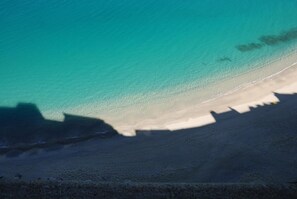 A beach with clear turquoise water and a sandy shore. - Blu Tropea Maison (Tropea)