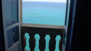A balcony with a view of the ocean. - Blu Tropea Maison (Tropea)
