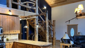 Een moderne keuken met houten kastjes, een granieten aanrechtblad en een ingebouwde kookplaat.