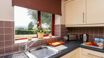 Kjøleskap, oppvaskmaskin, vannkoker og brødrister