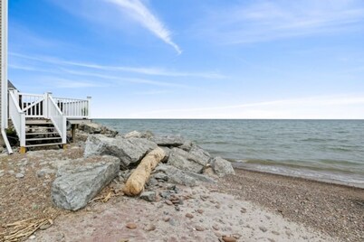 Hilton House on the Lake