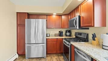 Refrigerador, microondas, horno y parrilla de estufa