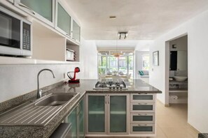 Een magnetron, een kookplaat, een vaatwasser