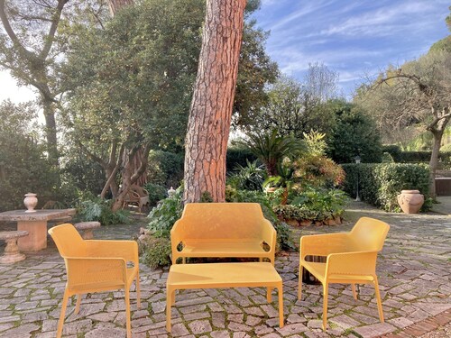 Elegant Roman Villa, Beautiful Gardens, Air-con, Pool, Bbq, Portion for 6 or 7