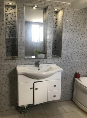 Een bubbelbad, een bidet, zeep