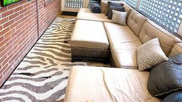 智能電視、壁爐、書籍