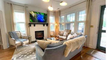 智能電視、壁爐、書籍