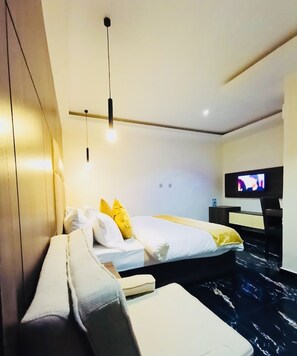 Muebles diferentes, wifi gratis y ropa de cama 