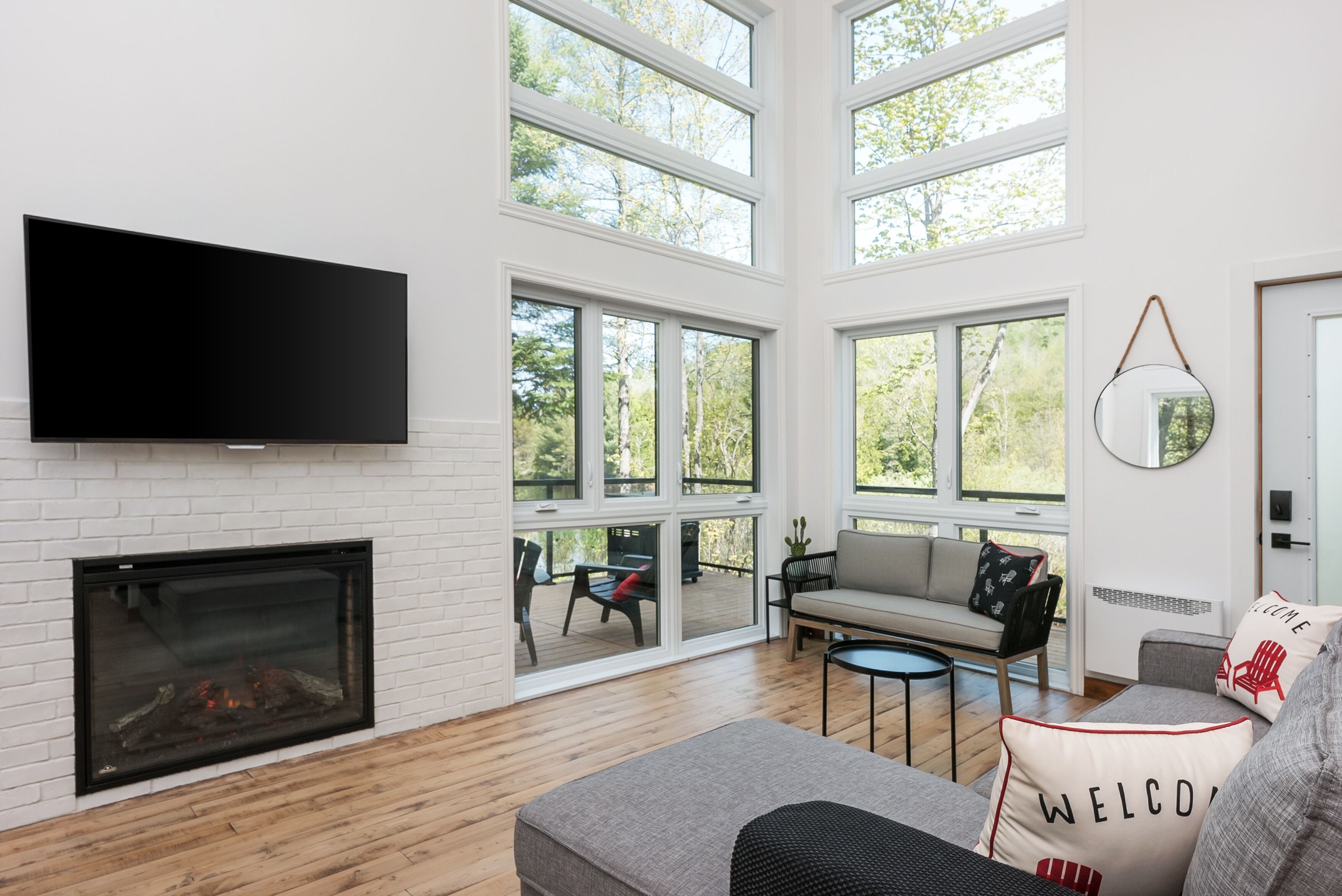 TV connectée, cheminée, console de jeux vidéo, chaîne hi-fi