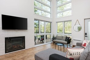 تلفزيون ذكي، مدفأة، وحدة تحكم لألعاب الفيديو، ستيريو