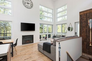 Smart TV, chimenea, consola de videojuegos y estéreo 