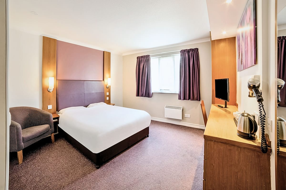 Standard Room, 1 Double Bed, Accessible, Bathtub | Iron/ironing board (on request), WiFi (free), bed sheets