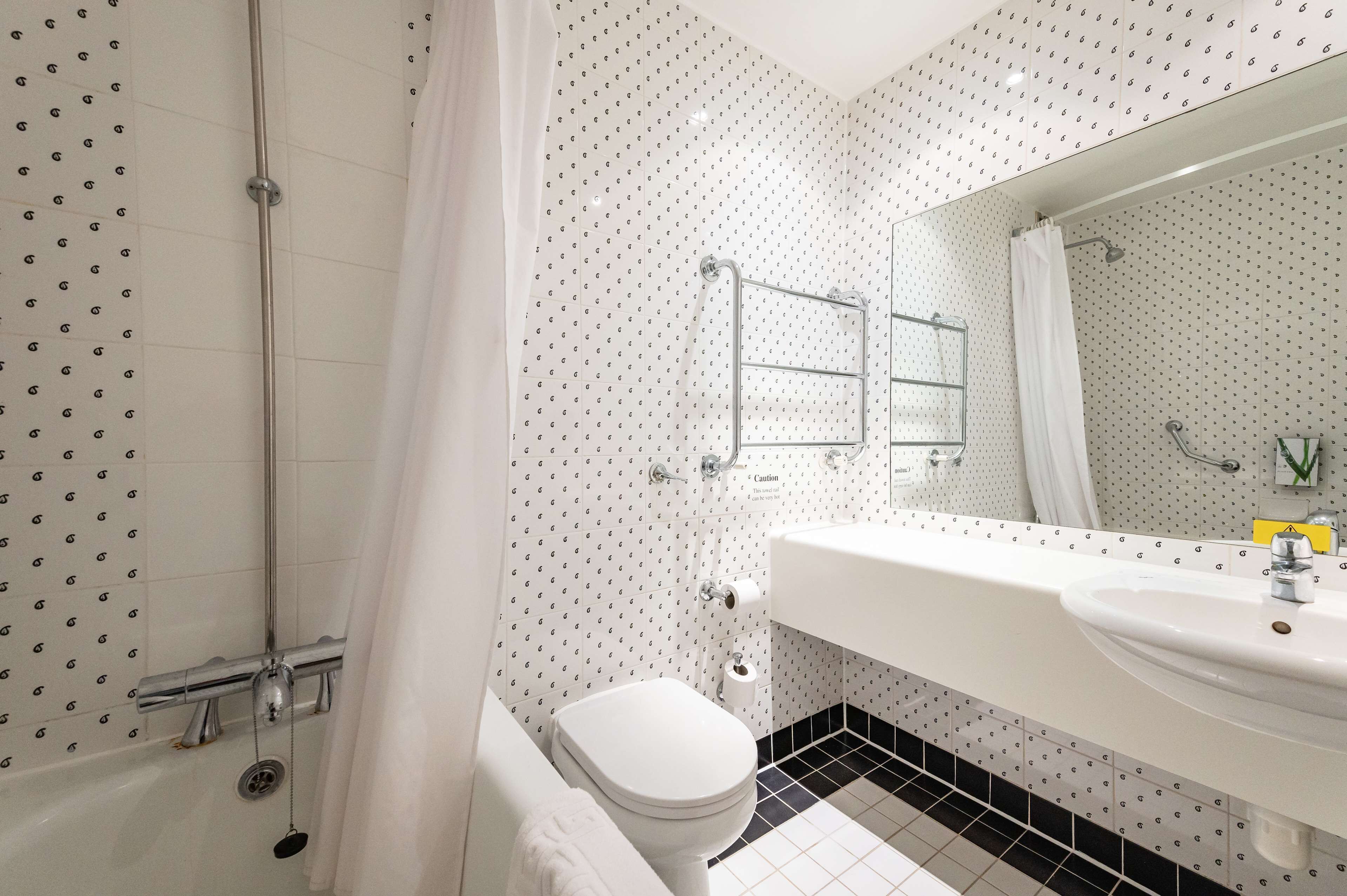 Bañera con ducha, secador de pelo, toallas