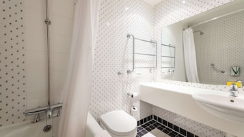 Bañera con ducha, secador de pelo, toallas