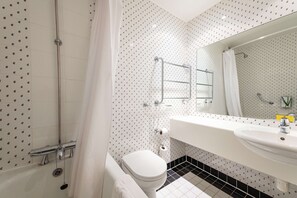 Ensemble douche/baignoire, sĂšche-cheveux, serviettes fournies